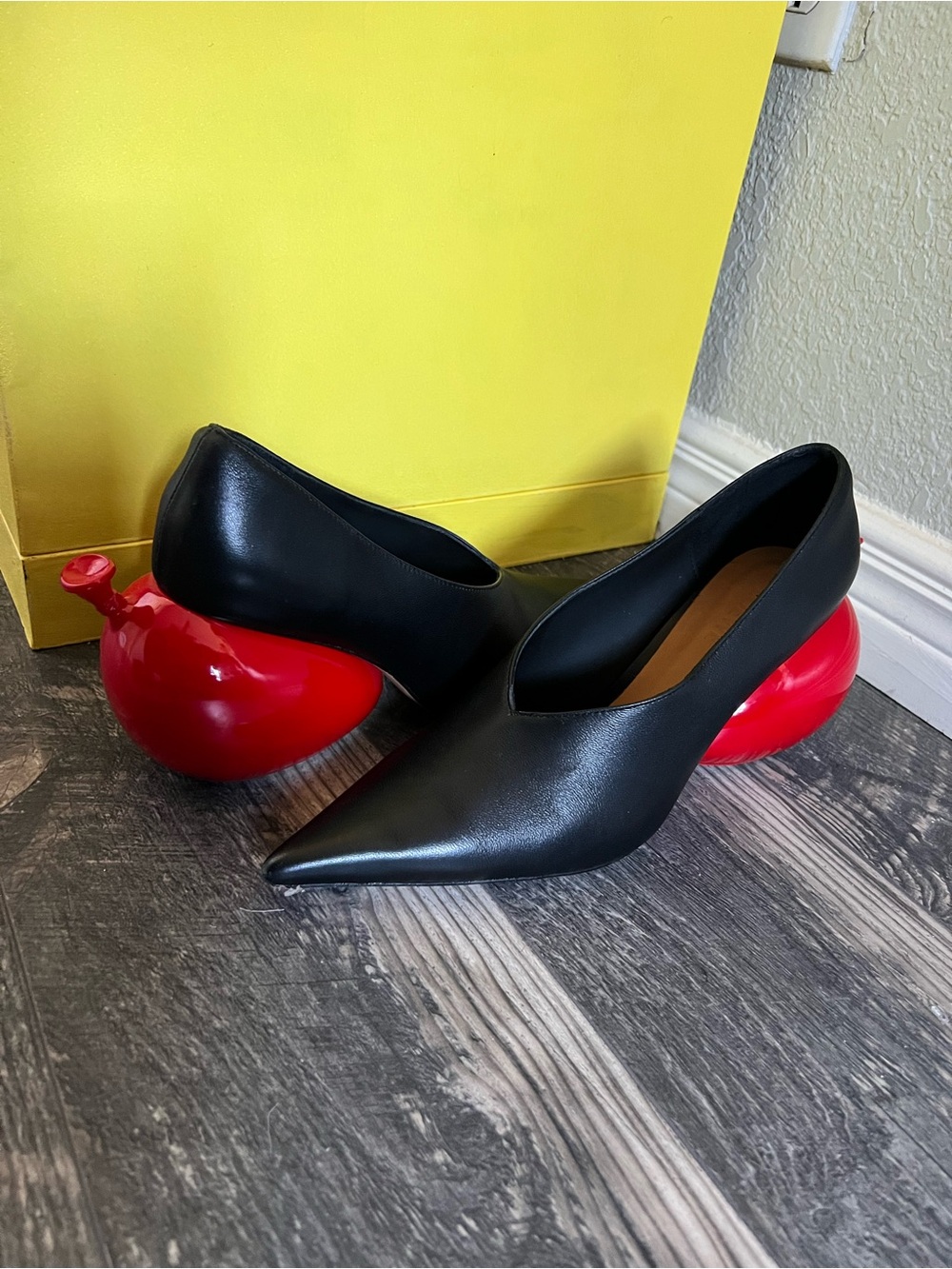 Red balloon Black Pointed Leather Pumps